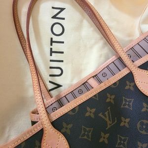 Like new condition ⭐LV Neverfull GM⭐ monogram. Box, gift tag, dust bag included!